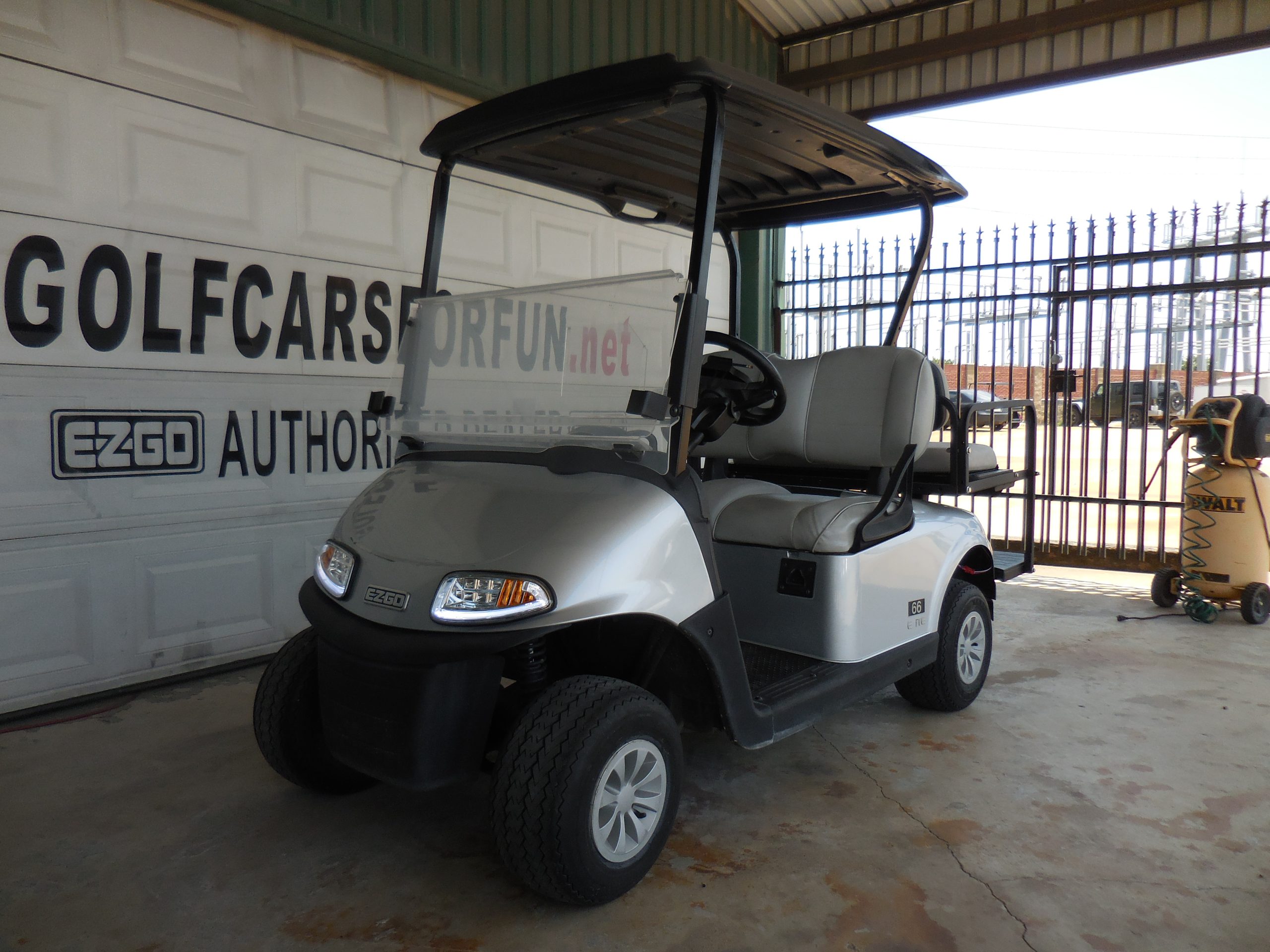 2022 EZGO RXV photo 2