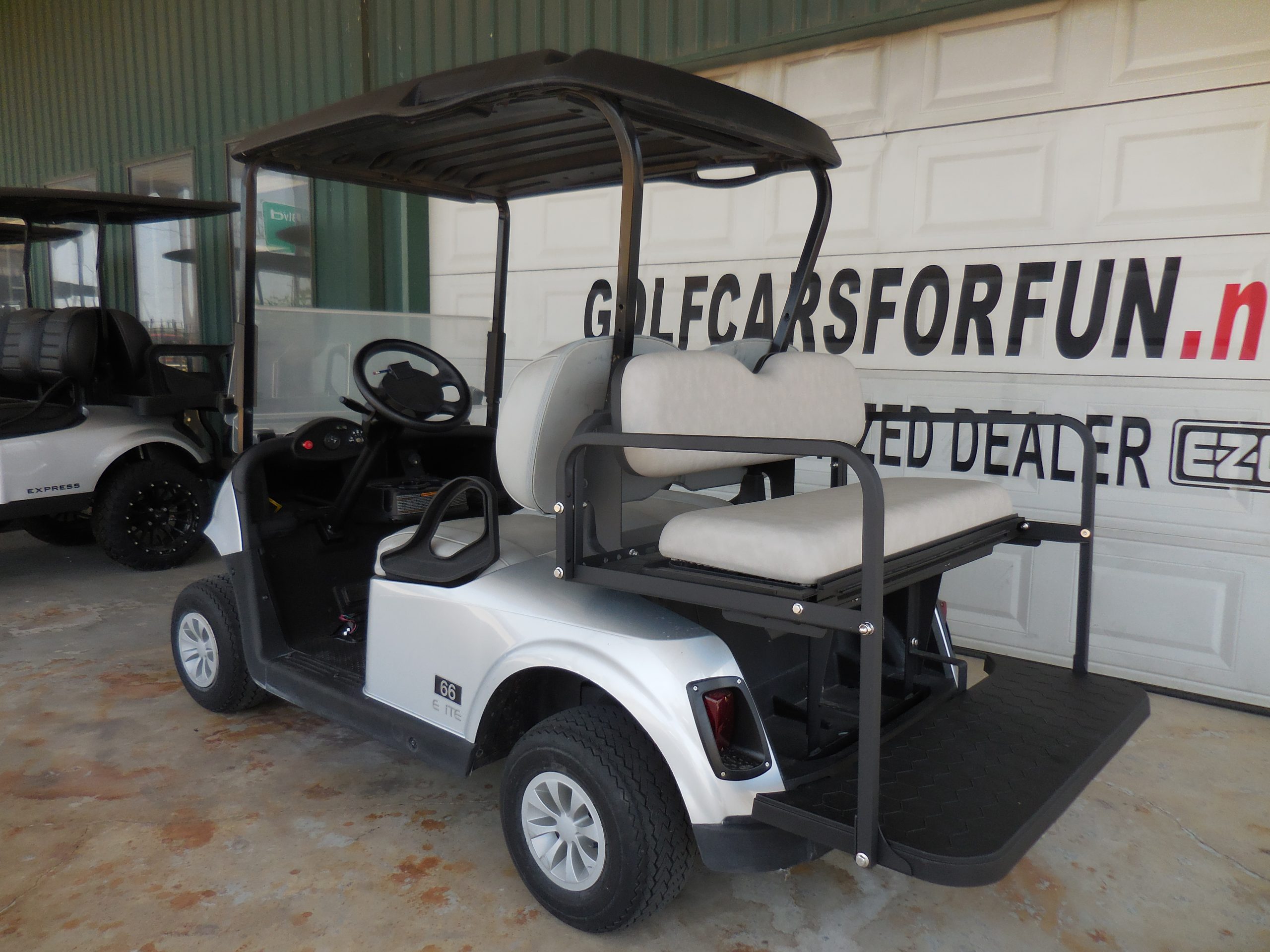 2022 EZGO RXV photo 3